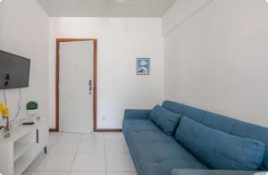 QUARTO SALA EXCELENTE LOCALIZAÇÃO Rua arborizada paralela ao CIRCUITO DO CARNAVAL e as praias de Ondina e Barra com Wifi e garagem própria