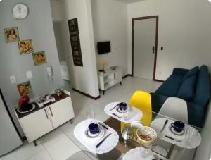 QUARTO SALA EXCELENTE LOCALIZAÇÃO Rua arborizada paralela as praias de Ondina e Barra com Wifi e garagem própria