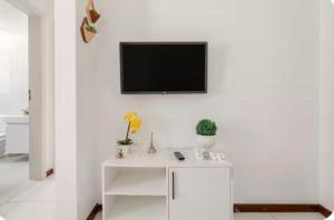 QUARTO SALA EXCELENTE LOCALIZAÇÃO Rua arborizada paralela as praias de Ondina e Barra com Wifi e garagem própria