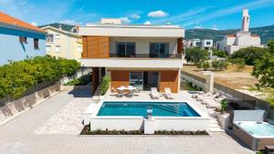 Villa San Pietro A Luxurious Seaside Retreat in Kaštel Štafilić