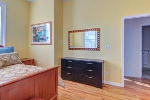 Entire 2BD, Near Forsyth Park