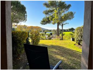 Appartement de charme sur le domaine de Pont Royal à Mallemort, en rez-de-jardin avec terrasse & piscine et vue sur le Golf