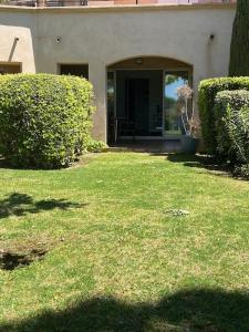 Appartement de charme sur le domaine de Pont Royal à Mallemort, en rez-de-jardin avec terrasse & piscine et vue sur le Golf