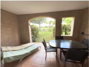 Appartement de charme sur le domaine de Pont Royal à Mallemort, en rez-de-jardin avec terrasse & piscine et vue sur le Golf