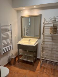 Appartement de charme sur le domaine de Pont Royal à Mallemort, en rez-de-jardin avec terrasse & piscine et vue sur le Golf