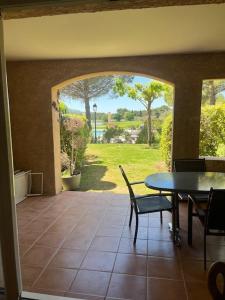 Appartement de charme sur le domaine de Pont Royal à Mallemort, en rez-de-jardin avec terrasse & piscine et vue sur le Golf