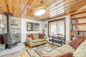 Game Nights in Pines Winter Woods Cozy Cabin - Hotel 3 stelle a Pine