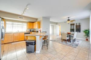 1 Mi to Tempe Beach Park Well-Equipped Condo!