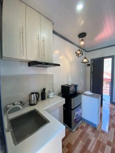 8-Door Room Apartment with Kitchenette and Air-Conditioned Individual Room