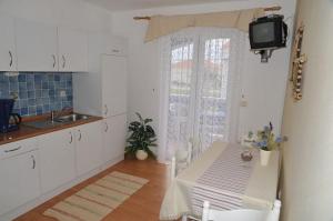 Apartments with parking spaces Barbat, Rab - 24547
