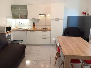 Apartments with parking space Sibenik - 24537