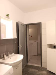 Apartments with parking space Sibenik - 24537