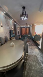 شقة مفروش علي النيل المعادي صف اول مباشرةً