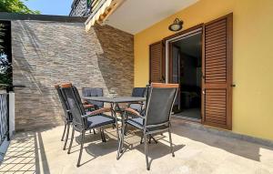 Stunning Home In Novigrad With Wifi 