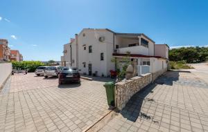 2 Bedroom Amazing Apartment In Povljana