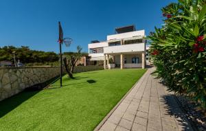2 Bedroom Amazing Apartment In Povljana 
