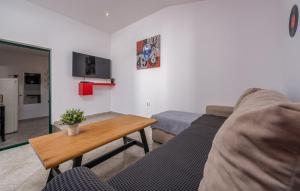 2 Bedroom Amazing Apartment In Povljana 