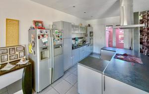 Maisons de vacances 4 Bedroom Beautiful Home In Rognac : photos des chambres