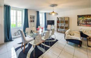 Maisons de vacances 4 Bedroom Awesome Home In Paimboeuf : photos des chambres