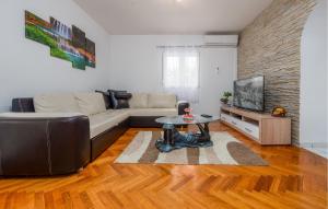 Four-Bedroom Holiday Home Lovinac With An Outdoor Swimming Pool 09