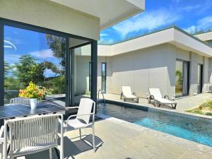 Modern holiday home with sea views