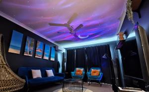 Deluxe Fully Air-conditioned 4BR House with Movie & Family Room