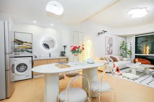 충칭 / 중경 Baihong Sky View Studio with Deep Soak Tub - Jiefangbei Center 3성급 게스트하우스 로비