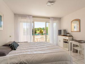 Studio face au golf avec terrasse et parking - FR-1-4-702