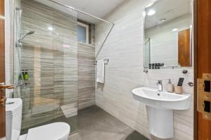 Luxury 1 BR - Walk to Dubai Mall & Burj Khalifa