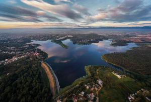 S04 SUITE KING Premium TEC CEM con Cocineta WiFi Balcón Parking Terraza