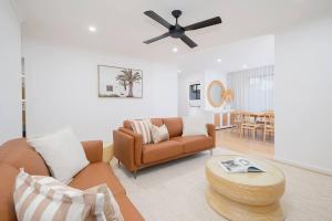 Sienna Cove - Elegant Retreat near Merewether Beach