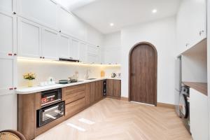 May Bliss Home 4BR Pool walk to beach
