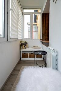 Modern Studio 9 May with Balcony