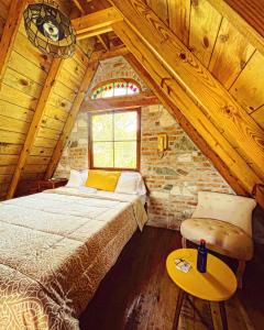 Pequeña cabaña mágica con chimenea interior