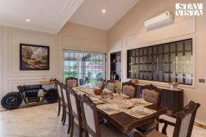 StayVista at Amalfi - Pool, Wi-Fi, Jacuzzi