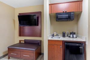 Queen Suite with Two Queen Beds - Non-Smoking room in Comfort Suites Lakewood - Denver