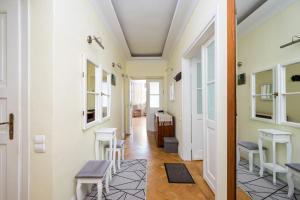 Filtrowa Spacious Apartment by BookingHost