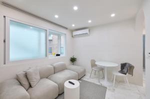 Unique house with hongdae area 2r with livingroom