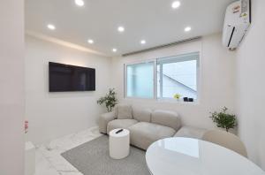 Unique house with hongdae area 2r with livingroom