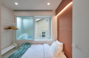 Unique house with hongdae area 2r with livingroom