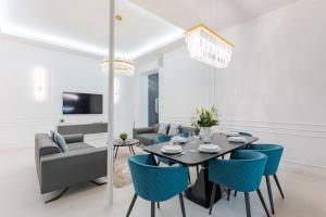 High-End Grand Elizabeth Residence next to the New York Café