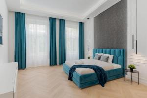 High-End Grand Elizabeth Residence next to the New York Café