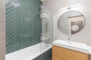 High-End Grand Elizabeth Residence next to the New York Café