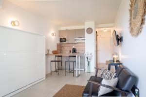 NEW! Sea View studio - Beachfront living in Cannes, Boulevard du Midi - Nouveau! Studio Vue mer, face à la plage, les pieds dans leau