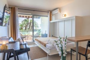 NEW! Sea View studio - Beachfront living in Cannes, Boulevard du Midi - Nouveau! Studio Vue mer, face à la plage, les pieds dans leau