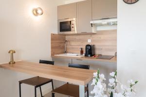 NEW! Sea View studio - Beachfront living in Cannes, Boulevard du Midi - Nouveau! Studio Vue mer, face à la plage, les pieds dans leau