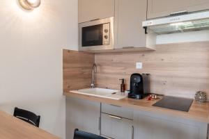 NEW! Sea View studio - Beachfront living in Cannes, Boulevard du Midi - Nouveau! Studio Vue mer, face à la plage, les pieds dans leau