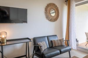 NEW! Sea View studio - Beachfront living in Cannes, Boulevard du Midi - Nouveau! Studio Vue mer, face à la plage, les pieds dans leau