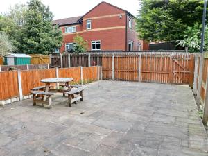 Pass the Keys Stylish House With Balcony Close To AO Arena