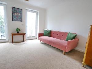 Pass the Keys Stylish House With Balcony Close To AO Arena